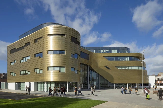 middlesbrough_curve_building_frontyard_nordic_copper_walls